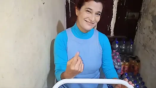 Kaltak işten ayrılmadan önce bana depoda sakso çekiyor