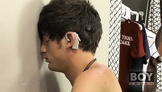 Erkeklerin ne yapacağını yapıyor