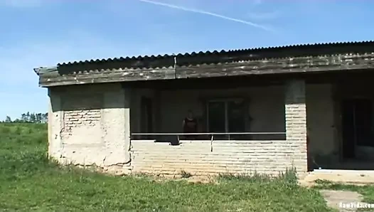 Esmer genç eski bir adamla takılıyor