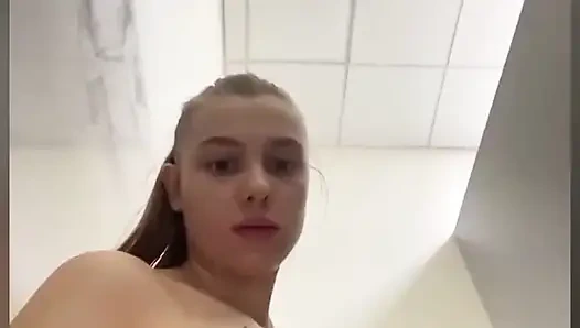 Halkın içinde ilk kez anal sikişiyor