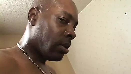 Zenci sürtük büyük yarağın tadını çıkarıyor