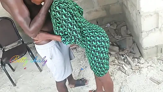 Utangaç kız görüşlerinin tadını çıkarıyor ve sonra sonunda