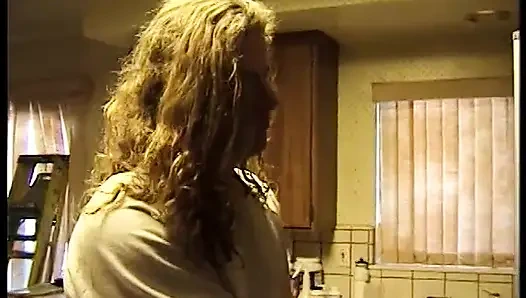 Seksi sarışın piliç iki sert yarak aldıktan sonra ateşli bir şekilde yüzüne boşalıyor
