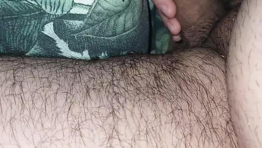 Üvey anne üvey oğlunun sert yarağını sıvazlıyor