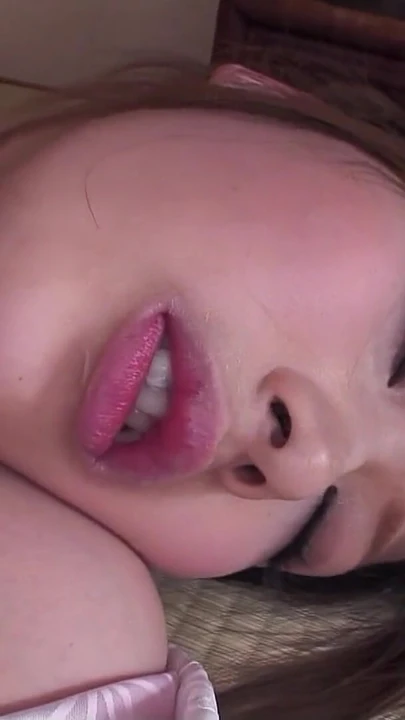 Geleneksel Japon geyşa genç kız gür amına mastürbasyon yaparken yakalandı ve yaşlı genç 3some sikişi | Klip 1