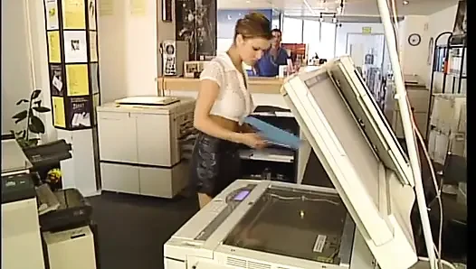 Güzel sekreter büyük bir yarak emiyor ve patronu tarafından sikiliyor