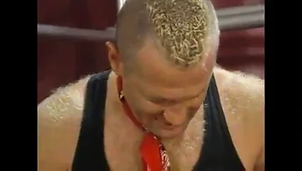 İki kadın bir erkek yumruk sokma