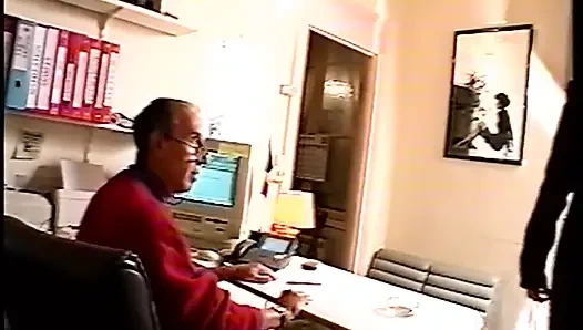 İri göğüslü olgun hatun ofis telefonuyla genişliyor ve zonklayan yarak