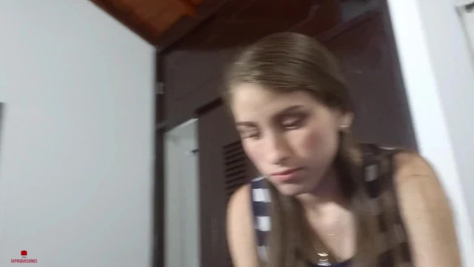 Masum yüzlü üvey kız kardeşim bana harika bir oral seks yapmasına izin vermemi istiyor