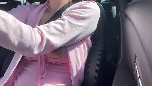 Artemisia Love araba sürmeyi ve sulu göğüslerini göstermeyi seviyor