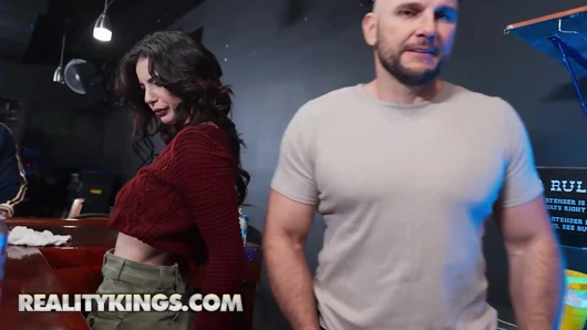 Reality kings - çekici Asteria Jade kız arkadaşı tarafından yakalanana kadar jmac tarafından oyuncakta sikiliyor