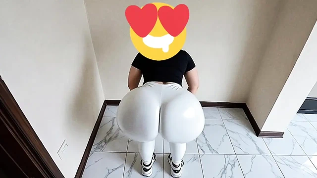 Büyük götlü kadın seksi bir şekilde sallıyor