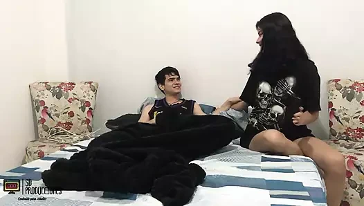 Üvey erkek kardeşimi odasında mastürbasyon yaparken buluyorum ve azıyorum - bölüm 1 - e'de porno