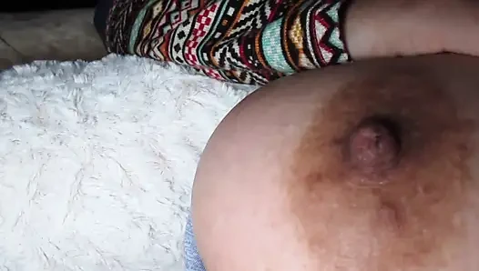 Meme halkalarıyla oynuyor