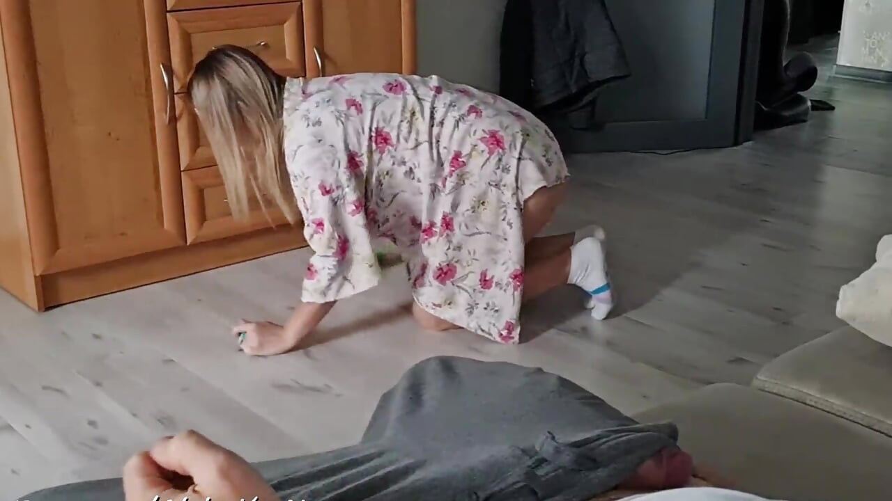 Üvey kız kardeşime farkedilemez bir şekilde mastürbasyon yapıyorum, bunu seviyor ve bana sakso çektirmek istiyor