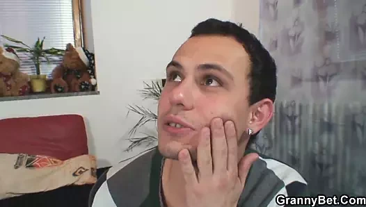 60 yaşındaki kadın onun için bacaklarını açtı