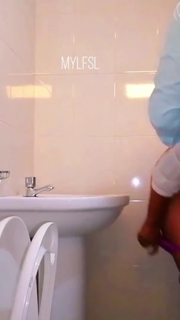 Обязательный для просмотра момент из "Быстрый трах с горячей, сексуальной девушкой в офисной ванной"