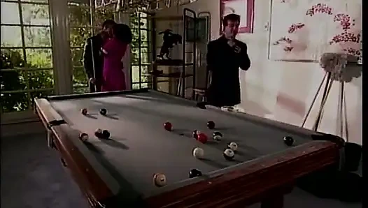 Koca sikli beyaz adam zenci ve sarışın kızlara yarağını emdiriyor