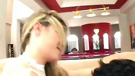 Haydutlar sarışının dar deliklerini uyarmadan davet ediyor