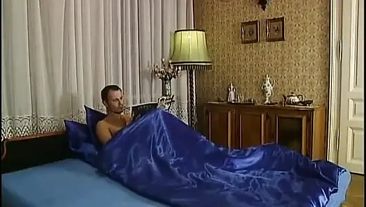 Orta yaşlı seksi kadın tatlı götüne büyük bir yarak almayı seviyor!!