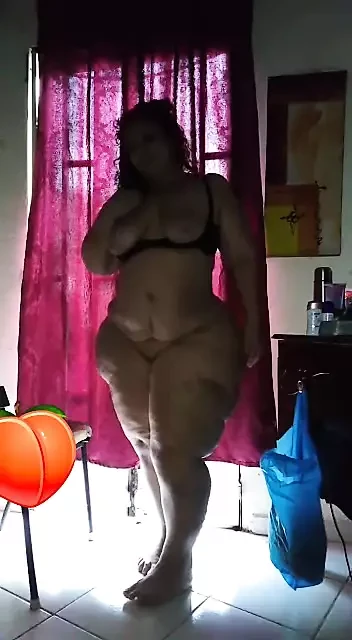 Я покажу тебе свою маленькую задницу и мою киску, все мое, нравится видеть меня, папочка, мой король, тебе нравится?