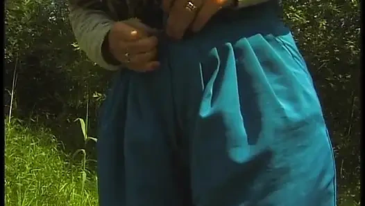 Kıllı sarışın olgun açık havada güzel vakit geçiriyor