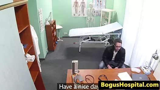 Adam bir sperm örneği vermek için hemşire pussyfucks