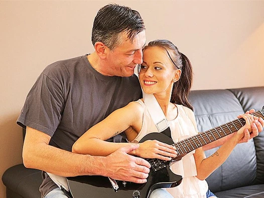 Eski4k. olgun gitarist arkada sıska esmer..