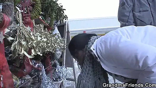 Çift penetrasyon için bir busty olgun kadın aldı