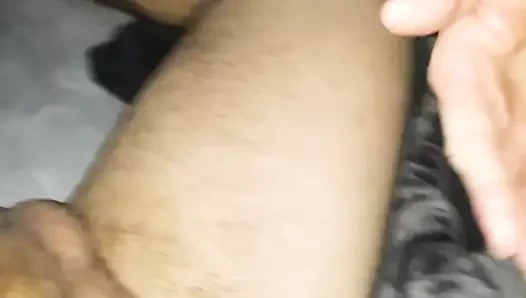 Meine Frau wichst mir  den Druck meiner Morgenlatte