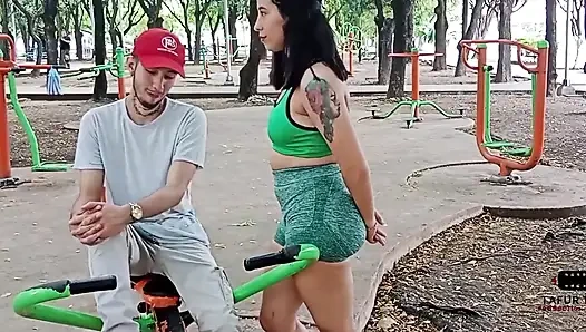 Я соблазняю моего соседа в парке, и я даю ему деньги, чтобы трахнуть мою киску очень хорошо с кримпаем в рот, полная история