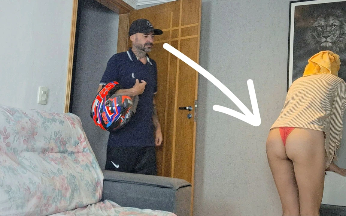 Casada, külotsuz Ifood teslimatçısını kabul etti!