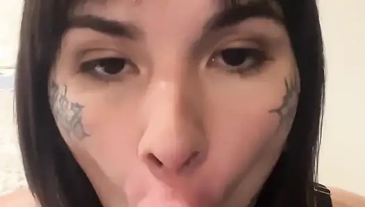 Ateşli travesti dildo emiyor