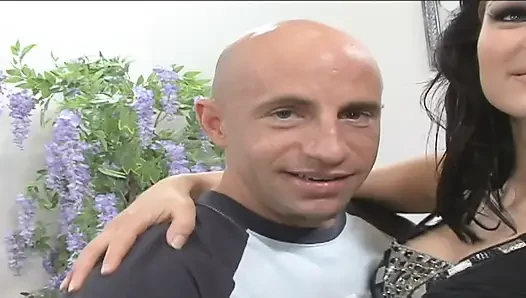 Yarak emen orta yaşlı seksi kadın azgın bir adam tarafından domaltılıyor