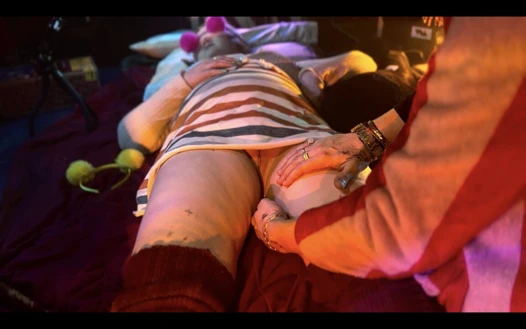 Üvey dedem bana masaj yapıyor ve sonra biraz dölleniyor