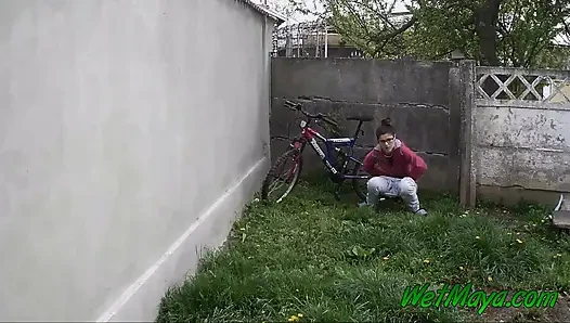 Soğuk bir günde arka bahçede işiyor ve bisikletle ayrılıyor