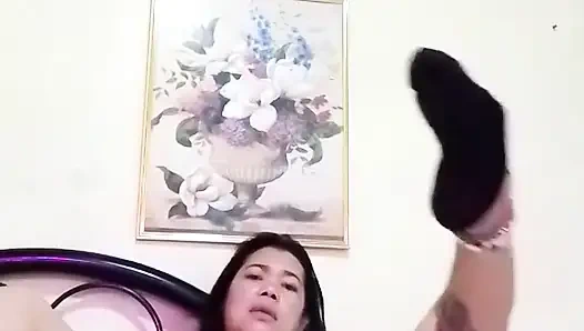 Ateşli seksi Filipinli orta yaşlı seksi kadın önce göğüslerini sonra amcığını sıkıyor ve ovuyor