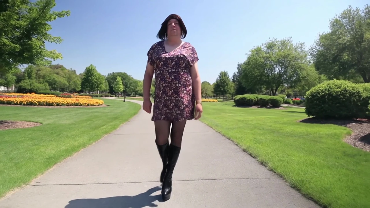 Harika yazlık mini elbiseli Nicki travesti. Tayt ve çizmeler parkta yürüyüşe çıkıyor (KI)