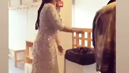 Güzel kürt kraliçesi güzel kürt parlak elbiseli