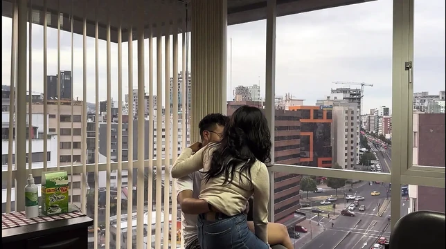 Patron çıktığında masada seksi büyük popo sevişiyor