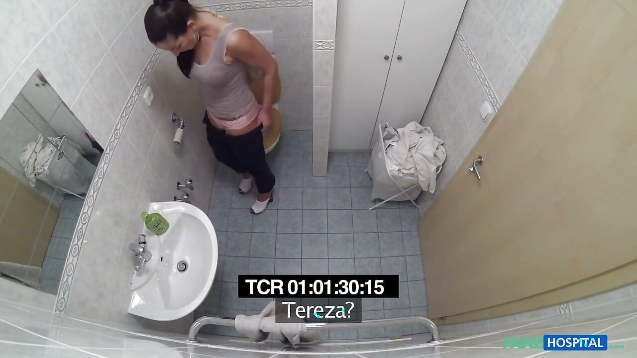 Fake hospital - edepsiz orta yaşlı seksi erkek delisi valentina ross kocası beklerken sikiliyor