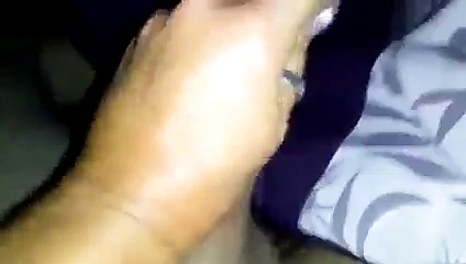 Üvey anne üvey oğluna onun örtüsünün altında el işi verir