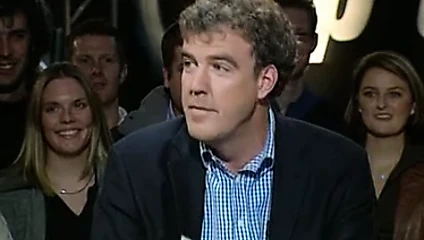 Bisikletlerin üzerinden atlayan otobüs.