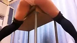 Japon kız seks masası için sessiz bir orgazm