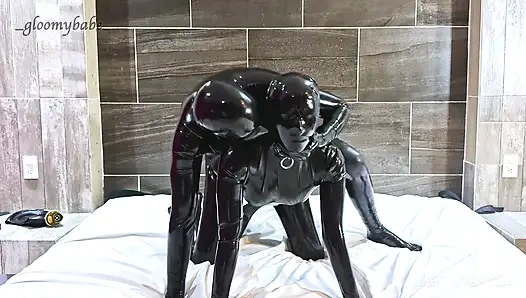 Kauçukla sert sikişiyor t2, onu sert sikiyor - alex latex