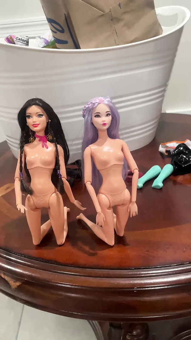 Raquelle ve Asyalı Barbie kötü kızlar düşmanlara boşaldı