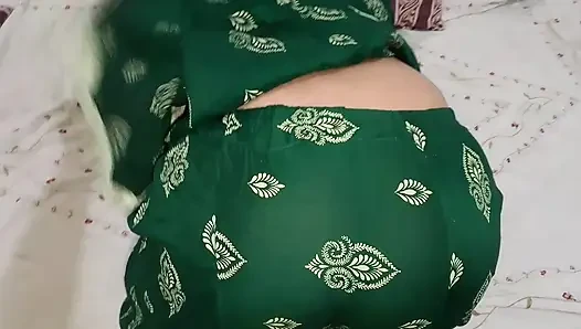 Hintli üvey anne üvey oğlunu mastürbasyon yaparken yakalıyor