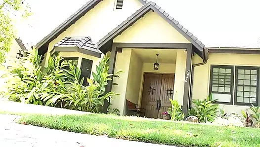 Büyük memeli sürtüğün zar zor sikilmeye ihtiyacı var