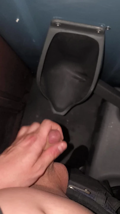 Dixi tuvaletinde yarağımla oynuyorum