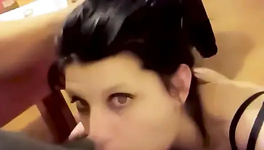 Gerçek ev yapımı sürtük dizlerinin üzerinde büyük yarak emiyor